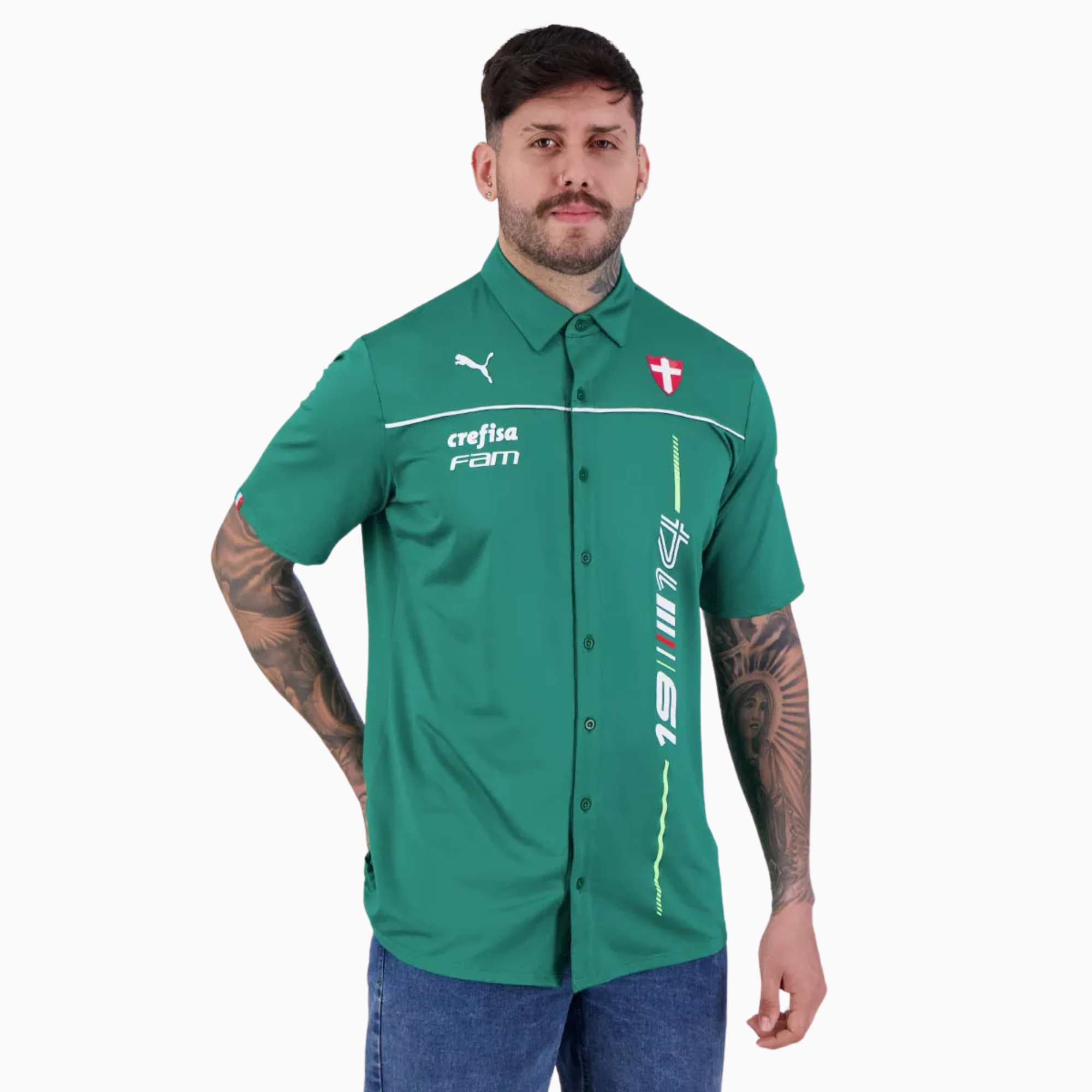 Camisa Palmeiras Puma MotorsportCamisa Palmeiras Puma Motorsport, Camisas de Futebol, PIQUE DE JOGADOR, A Camisa Polo Palmeiras x Abel Motorsport é o encontro entre futebol, velocidade e elegância. Co-criada por PUMA, Palmeiras e o técnico Abel Ferreira, essa peça faz parte da linha exclusiva Motorsport, com visual inspirado nas pistas e no estilo ousado do comandante alviverde. Com caimento confortável, gola polo clássica e escudo emborrachado, é ideal para o torcedor que vive o Verdão com personalidade de