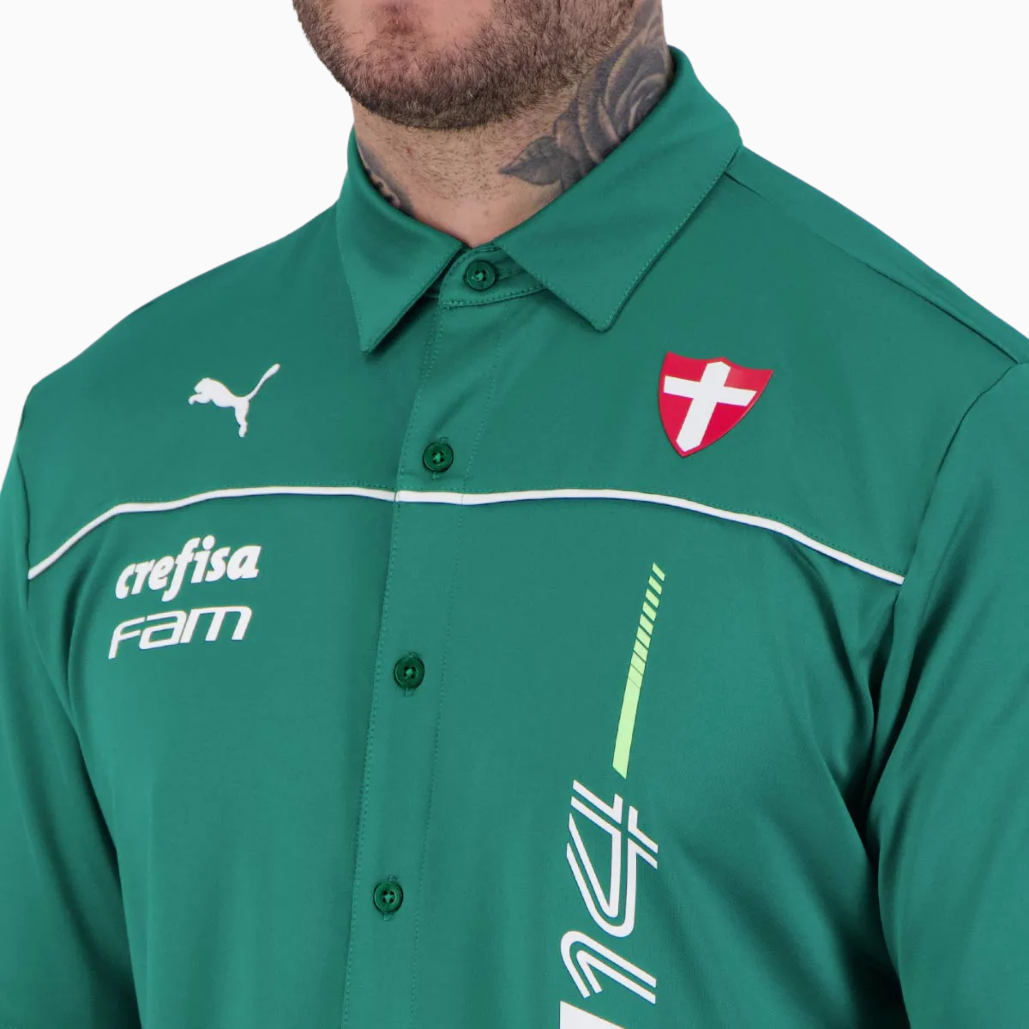 Camisa Palmeiras Puma MotorsportCamisa Palmeiras Puma Motorsport, Camisas de Futebol, PIQUE DE JOGADOR, A Camisa Polo Palmeiras x Abel Motorsport é o encontro entre futebol, velocidade e elegância. Co-criada por PUMA, Palmeiras e o técnico Abel Ferreira, essa peça faz parte da linha exclusiva Motorsport, com visual inspirado nas pistas e no estilo ousado do comandante alviverde. Com caimento confortável, gola polo clássica e escudo emborrachado, é ideal para o torcedor que vive o Verdão com personalidade de