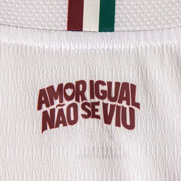 Camisa Puma Fluminense 2026/27 Away Jogador, camisa brasil, PIQUE DE JOGADOR, SOBRE O PRODUTO Mais do que um uniforme, é uma camisa sagrada que protege e impulsiona jogadores e torcida, exaltando a fé inabalável da torcida. Cada detalhe carrega o sentimento tricolor, mostrando que vai além da paixão: é devoção. CARACTERÍSTICAS E BENEFÍCIOS Mesma camisa usada pelos seus ídolos, feita com combinação de tecidos tecnológicos de alta absorção e branding oficial do time. Produto com selo de autenticidade na camis