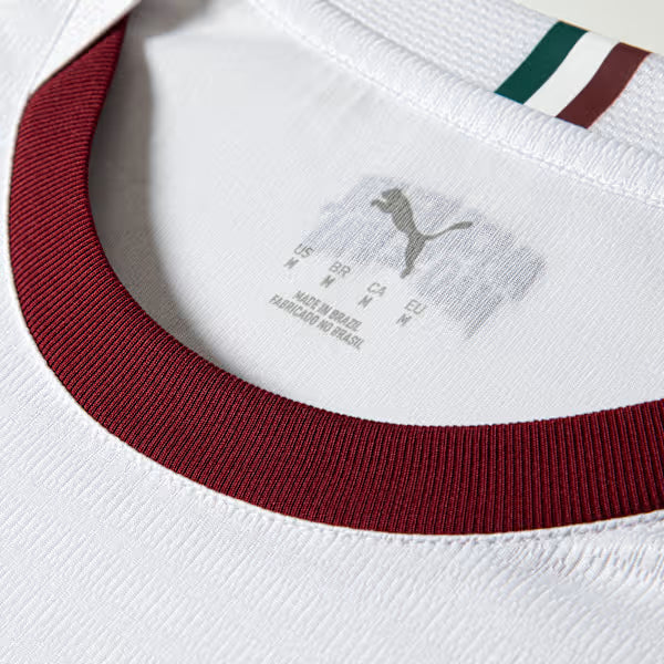 Camisa Puma Fluminense 2026/27 Away Jogador, camisa brasil, PIQUE DE JOGADOR, SOBRE O PRODUTO Mais do que um uniforme, é uma camisa sagrada que protege e impulsiona jogadores e torcida, exaltando a fé inabalável da torcida. Cada detalhe carrega o sentimento tricolor, mostrando que vai além da paixão: é devoção. CARACTERÍSTICAS E BENEFÍCIOS Mesma camisa usada pelos seus ídolos, feita com combinação de tecidos tecnológicos de alta absorção e branding oficial do time. Produto com selo de autenticidade na camis