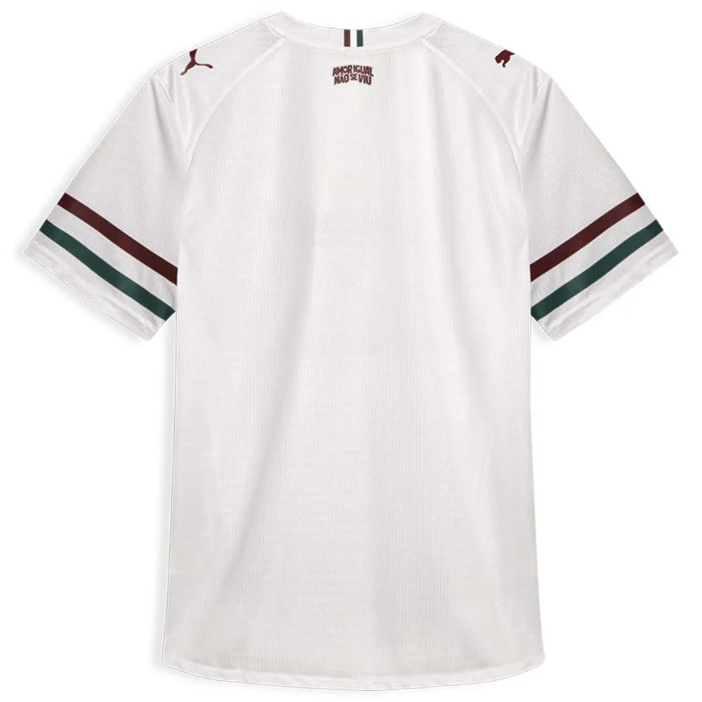 Camisa Puma Fluminense 2026/27 Away Jogador, camisa brasil, PIQUE DE JOGADOR, SOBRE O PRODUTO Mais do que um uniforme, é uma camisa sagrada que protege e impulsiona jogadores e torcida, exaltando a fé inabalável da torcida. Cada detalhe carrega o sentimento tricolor, mostrando que vai além da paixão: é devoção. CARACTERÍSTICAS E BENEFÍCIOS Mesma camisa usada pelos seus ídolos, feita com combinação de tecidos tecnológicos de alta absorção e branding oficial do time. Produto com selo de autenticidade na camis