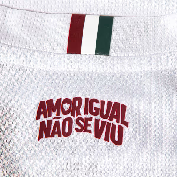 Camisa Puma Fluminense 2026/27 Away Torcedor, Camisas de Futebol, PIQUE DE JOGADOR, SOBRE O PRODUTO Mais do que um uniforme, é uma camisa sagrada que protege e impulsiona jogadores e torcida, exaltando a fé inabalável da torcida. Cada detalhe carrega o sentimento tricolor, mostrando que vai além da paixão: é devoção. CARACTERÍSTICAS E BENEFÍCIOS dryCELL: Tecnologia de desempenho projetada para absorver a umidade do corpo, mantendo-o confortável e seco DETALHES Regular fit Gola careca recortada Detalhe trico