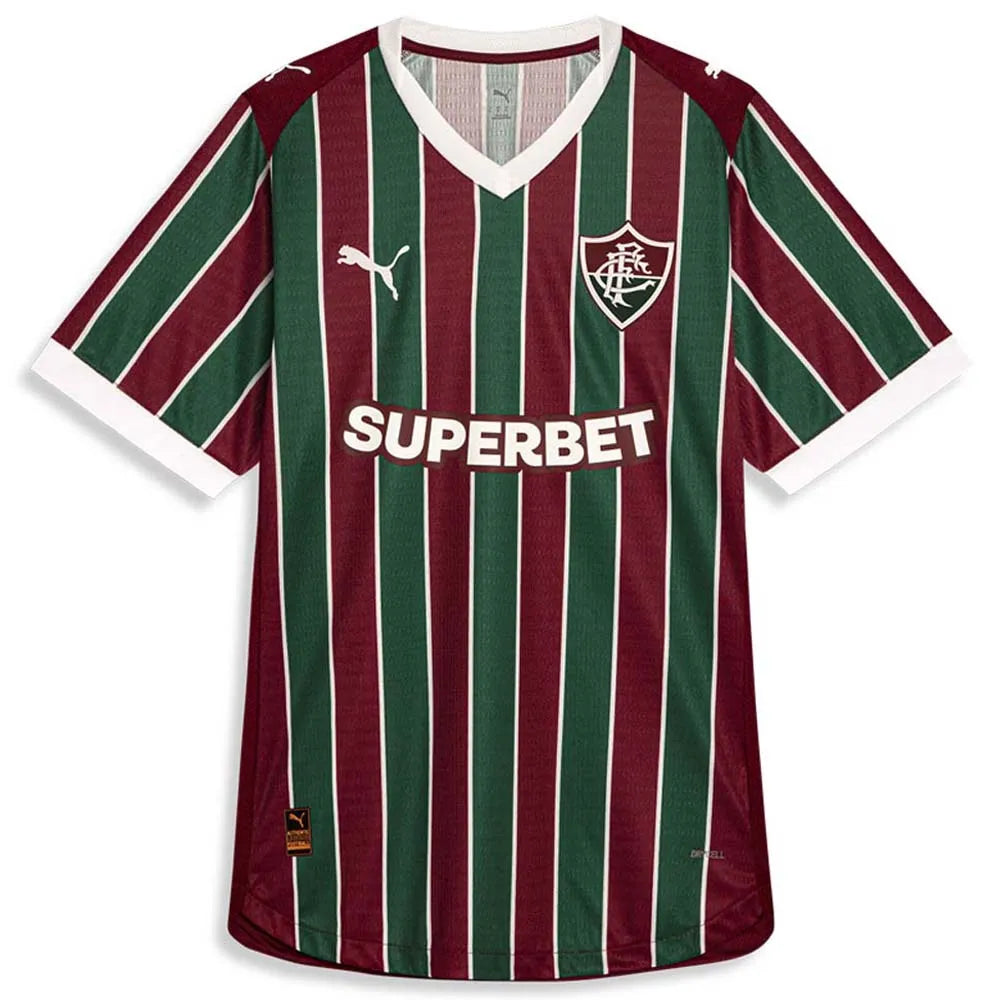Camisa Puma Fluminense 2026/27 Home Jogador, camisa brasil, PIQUE DE JOGADOR, CARACTERÍSTICAS E BENEFÍCIOS Mesma camisa usada pelos seus ídolos, feita com combinação de tecidos tecnológicos de alta absorção e branding oficial do time. Produto com selo de autenticidade na camisa. dryCELL: Tecnologia de desempenho projetada para absorver a umidade do corpo, mantendo-o confortável e seco DETALHES Regular fit Estampa tricolor sublimada na frente, nas costas e nas mangas Gola V recortada e transpassada Manga cur