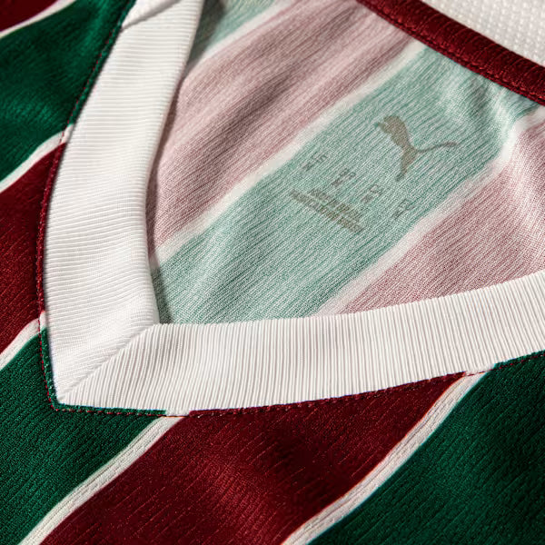 Camisa Puma Fluminense 2026/27 Home Jogador, camisa brasil, PIQUE DE JOGADOR, CARACTERÍSTICAS E BENEFÍCIOS Mesma camisa usada pelos seus ídolos, feita com combinação de tecidos tecnológicos de alta absorção e branding oficial do time. Produto com selo de autenticidade na camisa. dryCELL: Tecnologia de desempenho projetada para absorver a umidade do corpo, mantendo-o confortável e seco DETALHES Regular fit Estampa tricolor sublimada na frente, nas costas e nas mangas Gola V recortada e transpassada Manga cur