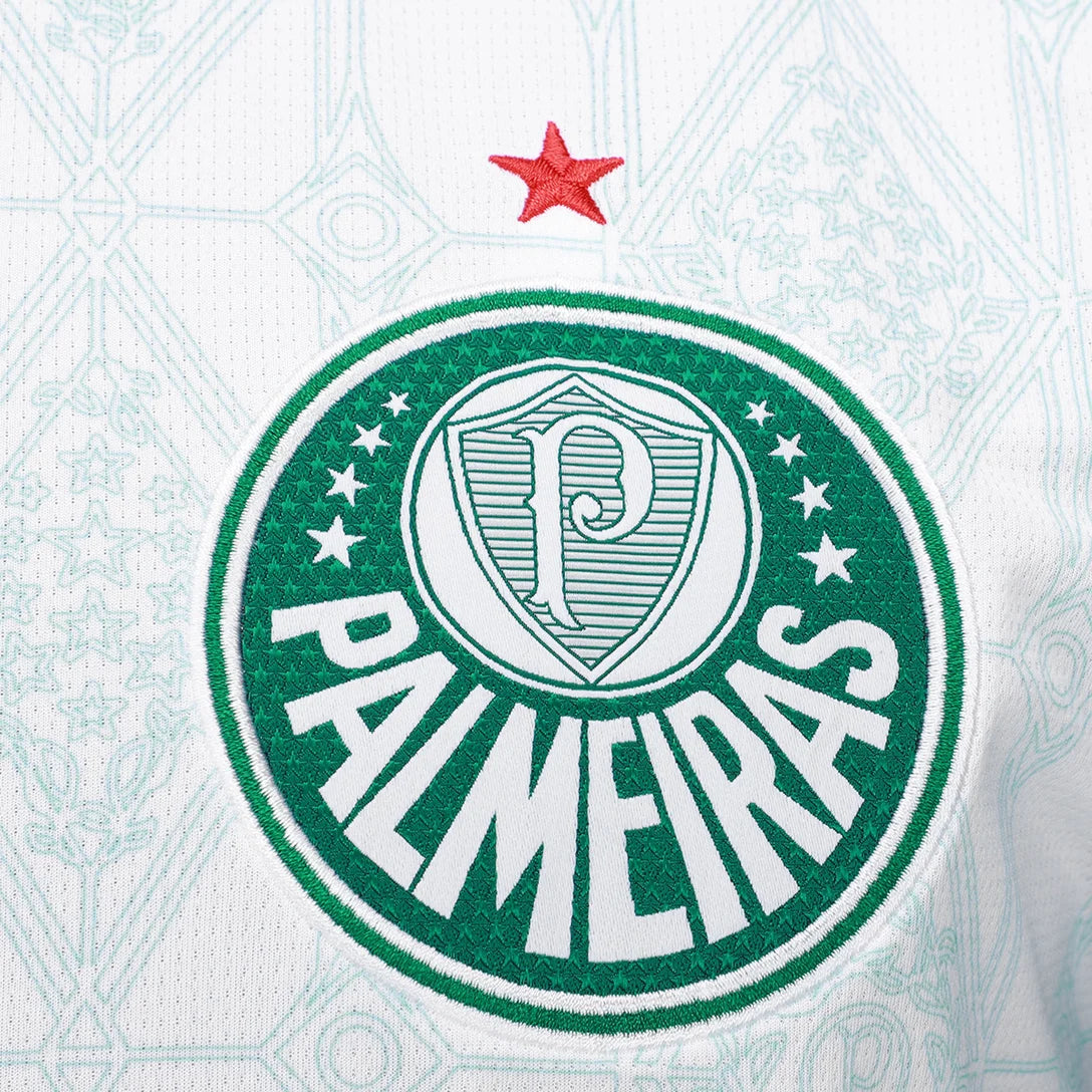 Camisa Puma Palmeiras 2025/26 Away, Camisas de Futebol, PIQUE DE JOGADOR, Mais do que a camisa reserva, esse manto é uma ode à tradição, à história e à imponência do Palmeiras.A nova Camisa II 2025/26 Torcedor resgata o branco imponente que vestiu gerações de craques, agora renovado com detalhes modernos e um grafismo exclusivo em relevo, inspirado nas grandes conquistas do clube. Com as mangas verdes em contraste, gola polo clássica e a estrela do Mundial reluzindo no peito, esse uniforme reforça o respeit