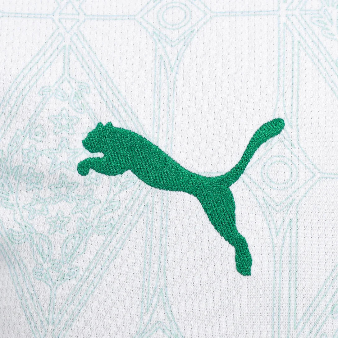 Camisa Puma Palmeiras 2025/26 Away, Camisas de Futebol, PIQUE DE JOGADOR, Mais do que a camisa reserva, esse manto é uma ode à tradição, à história e à imponência do Palmeiras.A nova Camisa II 2025/26 Torcedor resgata o branco imponente que vestiu gerações de craques, agora renovado com detalhes modernos e um grafismo exclusivo em relevo, inspirado nas grandes conquistas do clube. Com as mangas verdes em contraste, gola polo clássica e a estrela do Mundial reluzindo no peito, esse uniforme reforça o respeit