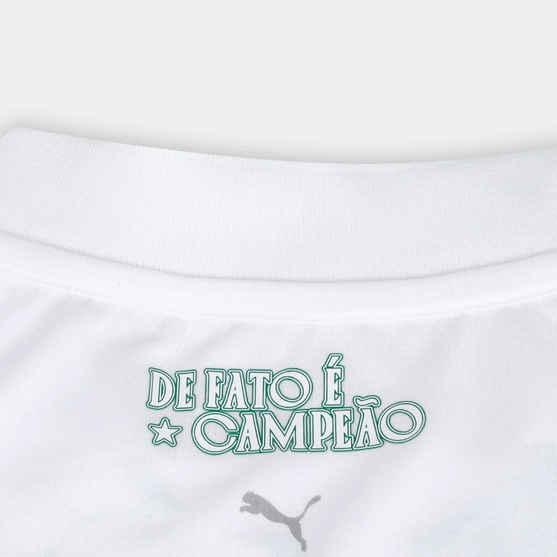Camisa Puma Palmeiras 2025/26 Away, Camisas de Futebol, PIQUE DE JOGADOR, Mais do que a camisa reserva, esse manto é uma ode à tradição, à história e à imponência do Palmeiras.A nova Camisa II 2025/26 Torcedor resgata o branco imponente que vestiu gerações de craques, agora renovado com detalhes modernos e um grafismo exclusivo em relevo, inspirado nas grandes conquistas do clube. Com as mangas verdes em contraste, gola polo clássica e a estrela do Mundial reluzindo no peito, esse uniforme reforça o respeit