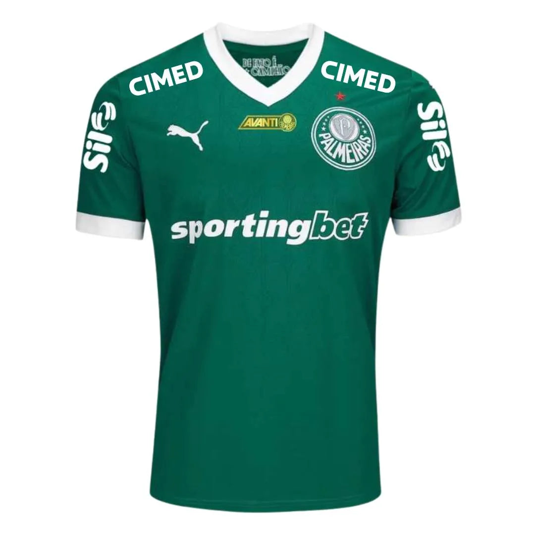Camisa Puma Palmeiras 2025/26 Home, Camisas de Futebol, PIQUE DE JOGADOR, O novo manto do Palmeiras 2025/26 é mais que uma camisa.É um tributo à tradição, ao respeito e à grandeza da Sociedade Esportiva Palmeiras.Com um tom de verde clássico, detalhes em branco puro e a estrela do Mundial brilhando no peito, a nova camisa resgata as raízes do Verdão com elegância, leveza e aquele peso que só quem é Palestra entende. Inspirada nos uniformes históricos que marcaram gerações, a peça traz grafismos sutis em rel