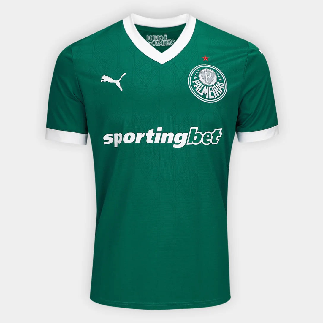 Camisa Puma Palmeiras 2025/26 Home, Camisas de Futebol, PIQUE DE JOGADOR, O novo manto do Palmeiras 2025/26 é mais que uma camisa.É um tributo à tradição, ao respeito e à grandeza da Sociedade Esportiva Palmeiras.Com um tom de verde clássico, detalhes em branco puro e a estrela do Mundial brilhando no peito, a nova camisa resgata as raízes do Verdão com elegância, leveza e aquele peso que só quem é Palestra entende. Inspirada nos uniformes históricos que marcaram gerações, a peça traz grafismos sutis em rel