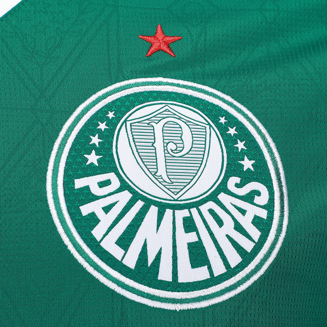Camisa Puma Palmeiras 2025/26 Home, Camisas de Futebol, PIQUE DE JOGADOR, O novo manto do Palmeiras 2025/26 é mais que uma camisa.É um tributo à tradição, ao respeito e à grandeza da Sociedade Esportiva Palmeiras.Com um tom de verde clássico, detalhes em branco puro e a estrela do Mundial brilhando no peito, a nova camisa resgata as raízes do Verdão com elegância, leveza e aquele peso que só quem é Palestra entende. Inspirada nos uniformes históricos que marcaram gerações, a peça traz grafismos sutis em rel