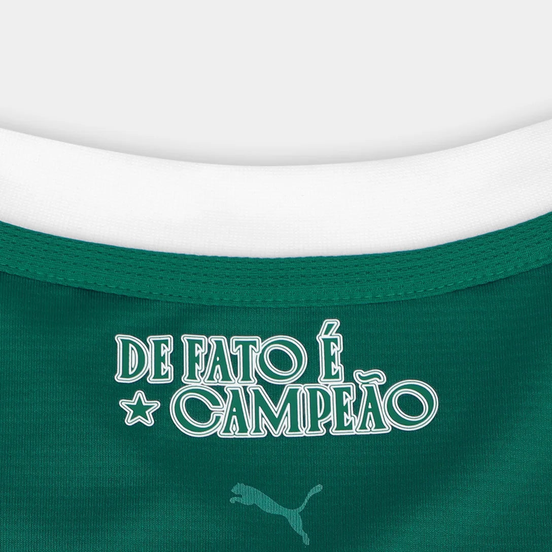 Camisa Puma Palmeiras 2025/26 Home, Camisas de Futebol, PIQUE DE JOGADOR, O novo manto do Palmeiras 2025/26 é mais que uma camisa.É um tributo à tradição, ao respeito e à grandeza da Sociedade Esportiva Palmeiras.Com um tom de verde clássico, detalhes em branco puro e a estrela do Mundial brilhando no peito, a nova camisa resgata as raízes do Verdão com elegância, leveza e aquele peso que só quem é Palestra entende. Inspirada nos uniformes históricos que marcaram gerações, a peça traz grafismos sutis em rel