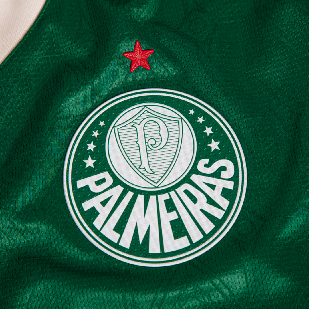 Camisa Puma Palmeiras 2025/26 I Jogador, Camisas de Futebol, PIQUE DE JOGADOR, Essa não é só uma camisa.É o manto sagrado do Palmeiras 2025/26 em sua versão mais nobre: a mesma que os craques vestem dentro de campo.Produzida pela Puma, essa camisa carrega no tecido, nas costuras e no peito a história de um gigante, com grafismos exclusivos em relevo que homenageiam as glórias alviverdes, a tradição da Sociedade Esportiva Palmeiras e o amor incondicional da torcida que não para nunca. O tradicional verde gan