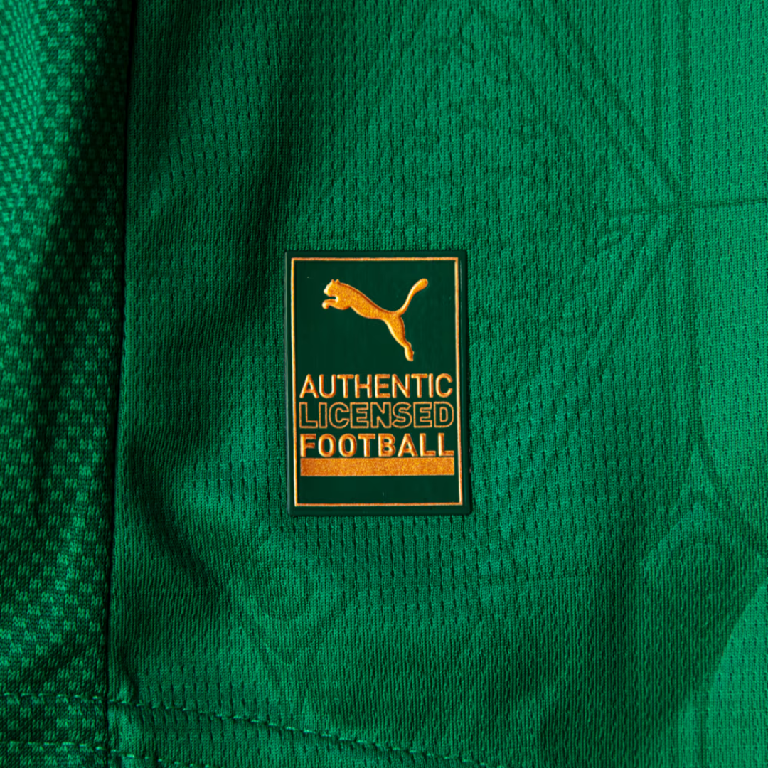 Camisa Puma Palmeiras 2025/26 I Jogador, Camisas de Futebol, PIQUE DE JOGADOR, Essa não é só uma camisa.É o manto sagrado do Palmeiras 2025/26 em sua versão mais nobre: a mesma que os craques vestem dentro de campo.Produzida pela Puma, essa camisa carrega no tecido, nas costuras e no peito a história de um gigante, com grafismos exclusivos em relevo que homenageiam as glórias alviverdes, a tradição da Sociedade Esportiva Palmeiras e o amor incondicional da torcida que não para nunca. O tradicional verde gan