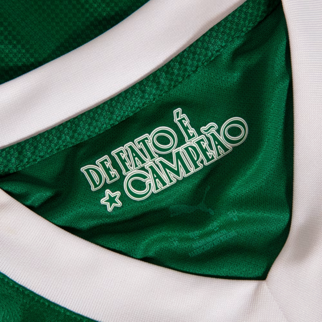 Camisa Puma Palmeiras 2025/26 I Jogador, Camisas de Futebol, PIQUE DE JOGADOR, Essa não é só uma camisa.É o manto sagrado do Palmeiras 2025/26 em sua versão mais nobre: a mesma que os craques vestem dentro de campo.Produzida pela Puma, essa camisa carrega no tecido, nas costuras e no peito a história de um gigante, com grafismos exclusivos em relevo que homenageiam as glórias alviverdes, a tradição da Sociedade Esportiva Palmeiras e o amor incondicional da torcida que não para nunca. O tradicional verde gan