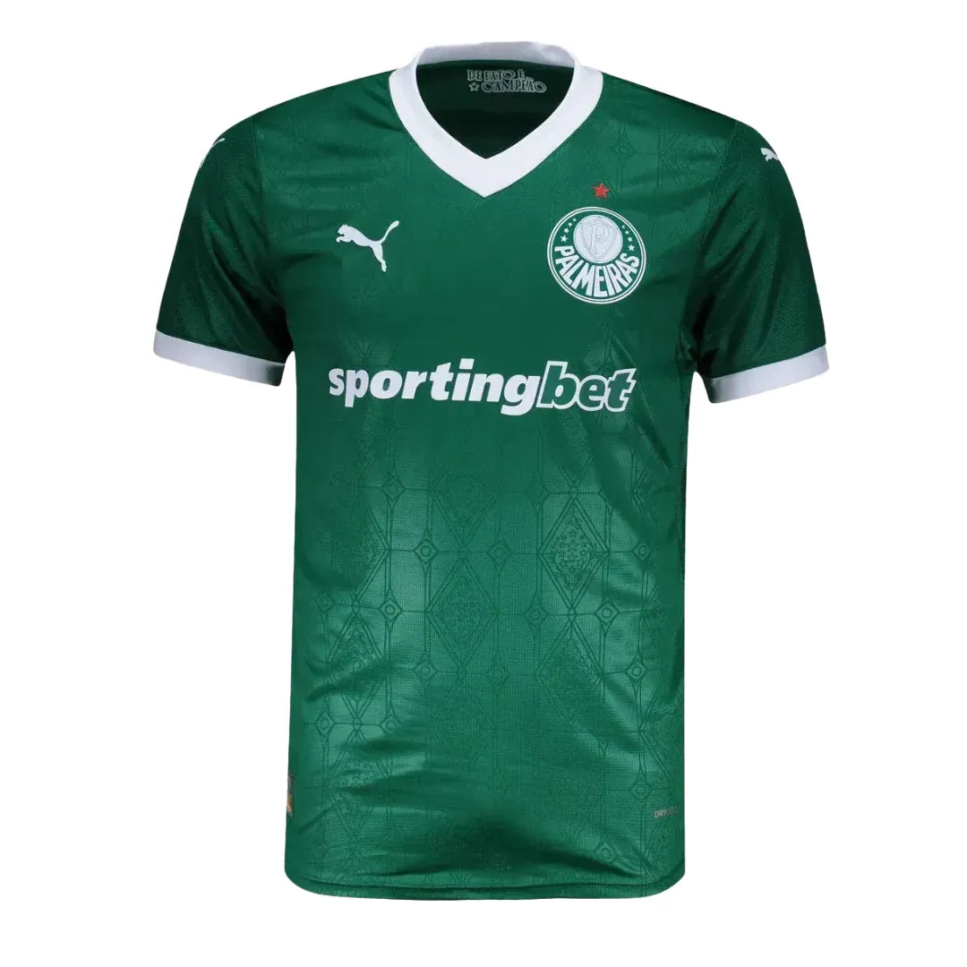 Camisa Puma Palmeiras 2025/26 I Jogador, Camisas de Futebol, PIQUE DE JOGADOR, Essa não é só uma camisa.É o manto sagrado do Palmeiras 2025/26 em sua versão mais nobre: a mesma que os craques vestem dentro de campo.Produzida pela Puma, essa camisa carrega no tecido, nas costuras e no peito a história de um gigante, com grafismos exclusivos em relevo que homenageiam as glórias alviverdes, a tradição da Sociedade Esportiva Palmeiras e o amor incondicional da torcida que não para nunca. O tradicional verde gan