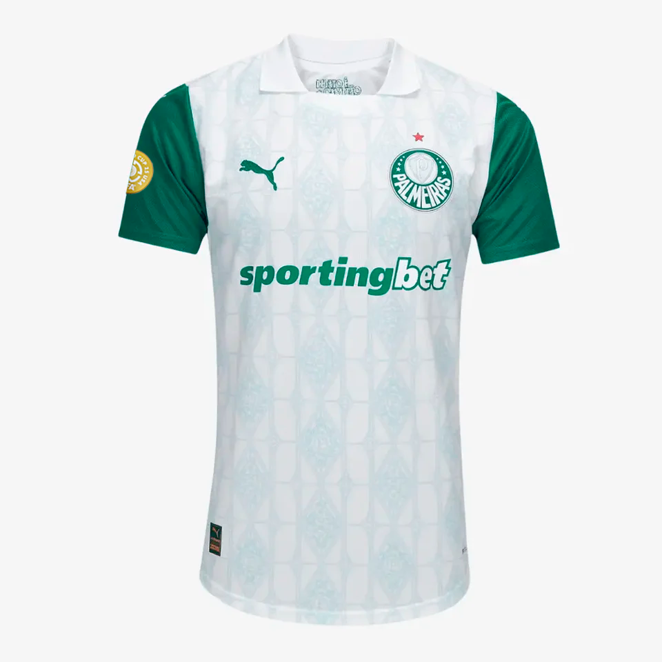 Camisa Puma Palmeiras 2025/26 II Jogador, Camisas de Futebol, PIQUE DE JOGADOR, Não é apenas uma camisa reserva.É o manto que faz ecoar a história, a grandeza e a elegância do Palmeiras em cada costura, em cada detalhe, em cada respiro.A Camisa Palmeiras 2025/26 II Jogador chega com um design limpo, imponente e carregado de tradição: o branco clássico que atravessou gerações, agora renovado com grafismos em relevo que homenageiam os símbolos que construíram a história da Sociedade Esportiva Palmeiras. Na ve