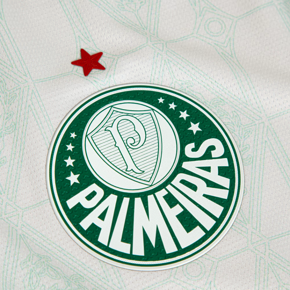 Camisa Puma Palmeiras 2025/26 II Jogador, Camisas de Futebol, PIQUE DE JOGADOR, Não é apenas uma camisa reserva.É o manto que faz ecoar a história, a grandeza e a elegância do Palmeiras em cada costura, em cada detalhe, em cada respiro.A Camisa Palmeiras 2025/26 II Jogador chega com um design limpo, imponente e carregado de tradição: o branco clássico que atravessou gerações, agora renovado com grafismos em relevo que homenageiam os símbolos que construíram a história da Sociedade Esportiva Palmeiras. Na ve