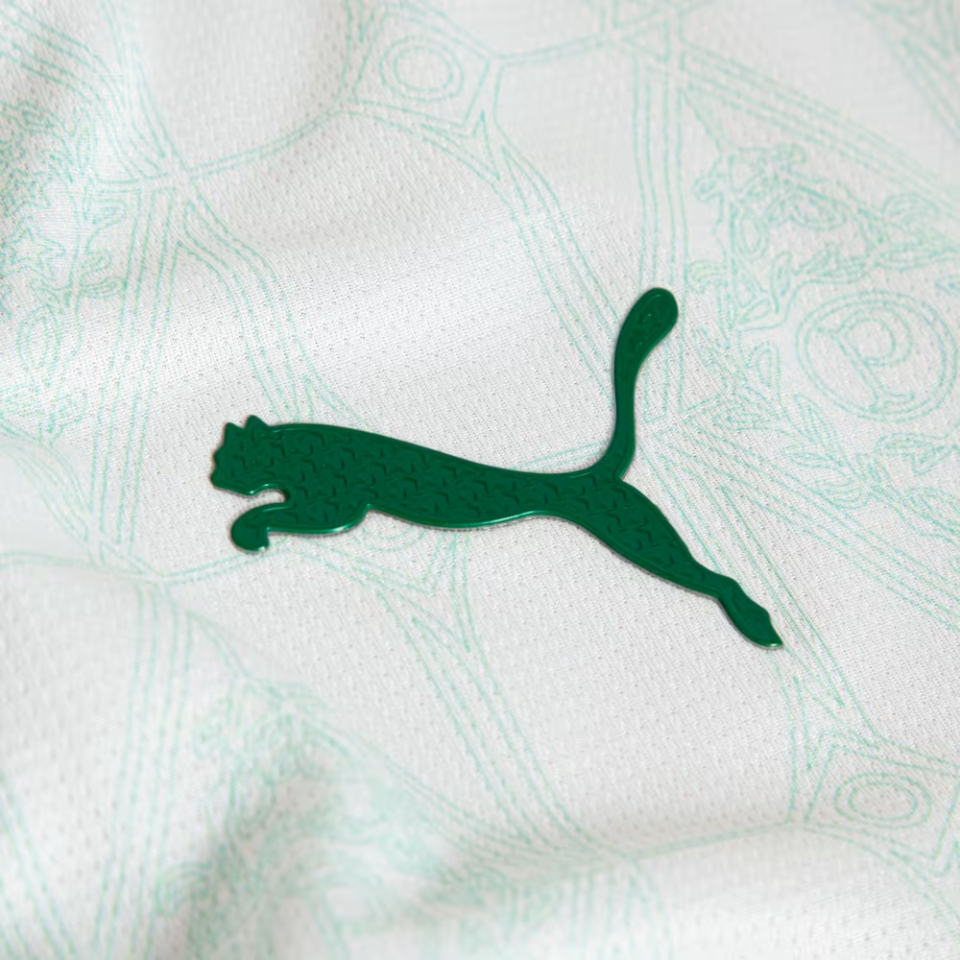 Camisa Puma Palmeiras 2025/26 II Jogador, Camisas de Futebol, PIQUE DE JOGADOR, Não é apenas uma camisa reserva.É o manto que faz ecoar a história, a grandeza e a elegância do Palmeiras em cada costura, em cada detalhe, em cada respiro.A Camisa Palmeiras 2025/26 II Jogador chega com um design limpo, imponente e carregado de tradição: o branco clássico que atravessou gerações, agora renovado com grafismos em relevo que homenageiam os símbolos que construíram a história da Sociedade Esportiva Palmeiras. Na ve