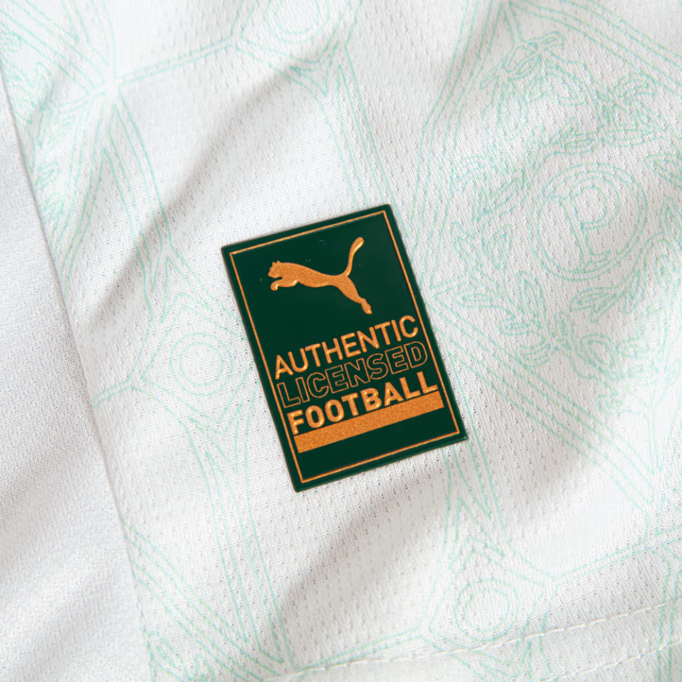 Camisa Puma Palmeiras 2025/26 II Jogador, Camisas de Futebol, PIQUE DE JOGADOR, Não é apenas uma camisa reserva.É o manto que faz ecoar a história, a grandeza e a elegância do Palmeiras em cada costura, em cada detalhe, em cada respiro.A Camisa Palmeiras 2025/26 II Jogador chega com um design limpo, imponente e carregado de tradição: o branco clássico que atravessou gerações, agora renovado com grafismos em relevo que homenageiam os símbolos que construíram a história da Sociedade Esportiva Palmeiras. Na ve