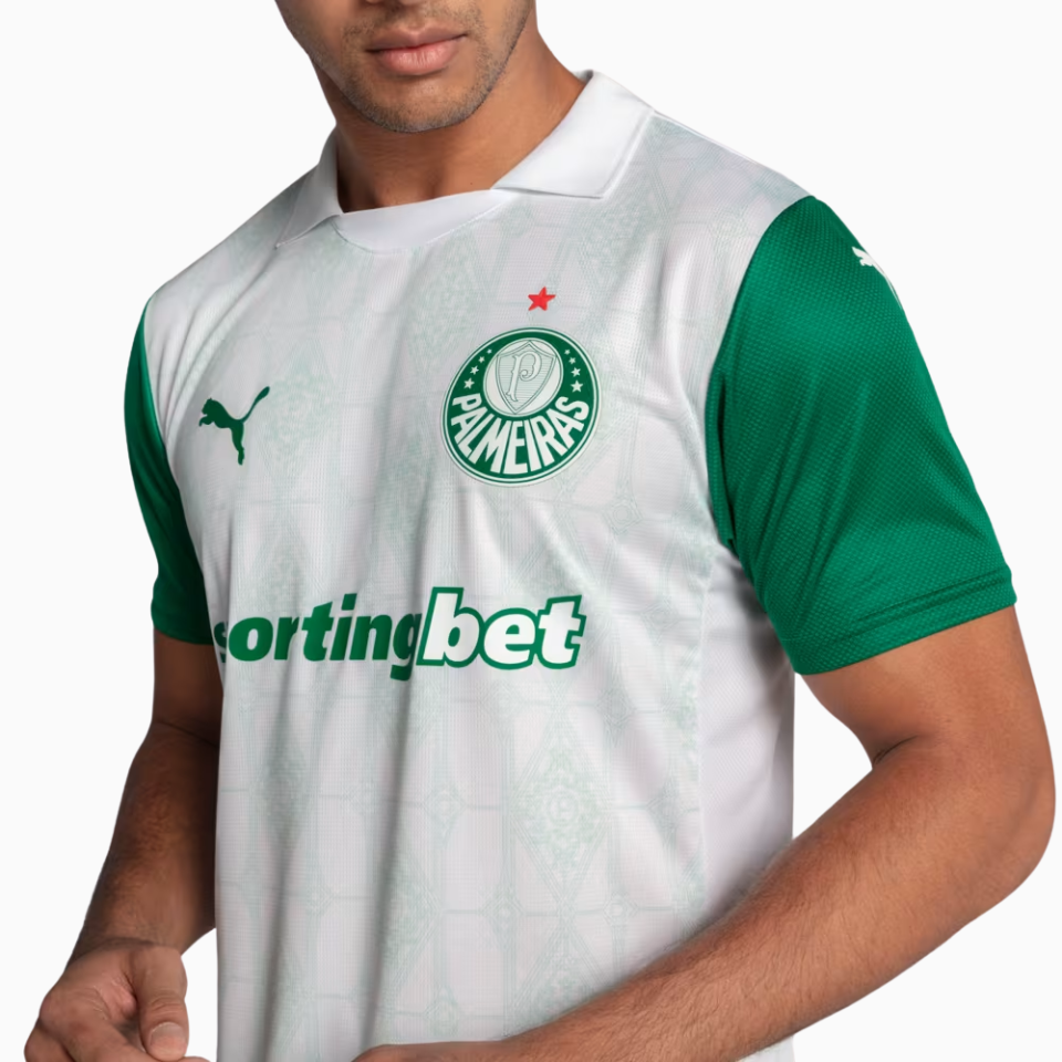 Camisa Puma Palmeiras 2025/26 II Jogador, Camisas de Futebol, PIQUE DE JOGADOR, Não é apenas uma camisa reserva.É o manto que faz ecoar a história, a grandeza e a elegância do Palmeiras em cada costura, em cada detalhe, em cada respiro.A Camisa Palmeiras 2025/26 II Jogador chega com um design limpo, imponente e carregado de tradição: o branco clássico que atravessou gerações, agora renovado com grafismos em relevo que homenageiam os símbolos que construíram a história da Sociedade Esportiva Palmeiras. Na ve