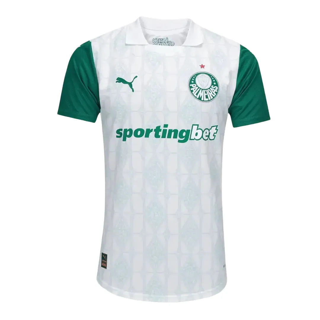 Camisa Puma Palmeiras 2025/26 II Jogador, Camisas de Futebol, PIQUE DE JOGADOR, Não é apenas uma camisa reserva.É o manto que faz ecoar a história, a grandeza e a elegância do Palmeiras em cada costura, em cada detalhe, em cada respiro.A Camisa Palmeiras 2025/26 II Jogador chega com um design limpo, imponente e carregado de tradição: o branco clássico que atravessou gerações, agora renovado com grafismos em relevo que homenageiam os símbolos que construíram a história da Sociedade Esportiva Palmeiras. Na ve