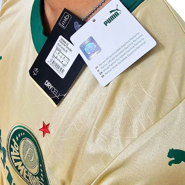 Camisa Puma Palmeiras 24/25 Third, Camisa Futebol, Puma, Ficha do Produto TecnologiaDryCell: Sistema que controla o excesso de umidade do corpo, garantindo a rápida secagem do suor durante os exercícios. Composição: 100% PoliésterMarca: PumaIndicada para: Jogo/CasualGênero: MasculinoEscudo: BordadoOrigem: ImportadoManga: Curta-PIQUE DE JOGADOR