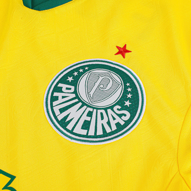 Camisa Puma Palmeiras 25/26 Third C/ Patrocínios, Camisa Futebol, Puma, Ficha do Produto Reviva uma glória histórica com a Camisa Palmeiras III 25/26 s/n Torcedor Puma! Celebrando um dos momentos mais icônicos da história alviverde, esta camisa do Palmeiras é inspirada na Seleção Brasileira, representada pelo Verdão em 1965, quando o time venceu o Uruguai por 3 a 0 na estreia do Mineirão. Confeccionada em poliéster com tecnologia DryCell, o artigo garante o conforto que você merece, seja nas tribunas ou no 
