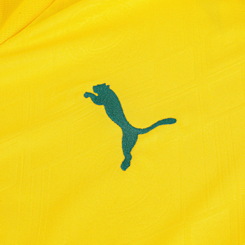 Camisa Puma Palmeiras 25/26 Third C/ Patrocínios, Camisa Futebol, Puma, Ficha do Produto Reviva uma glória histórica com a Camisa Palmeiras III 25/26 s/n Torcedor Puma! Celebrando um dos momentos mais icônicos da história alviverde, esta camisa do Palmeiras é inspirada na Seleção Brasileira, representada pelo Verdão em 1965, quando o time venceu o Uruguai por 3 a 0 na estreia do Mineirão. Confeccionada em poliéster com tecnologia DryCell, o artigo garante o conforto que você merece, seja nas tribunas ou no 