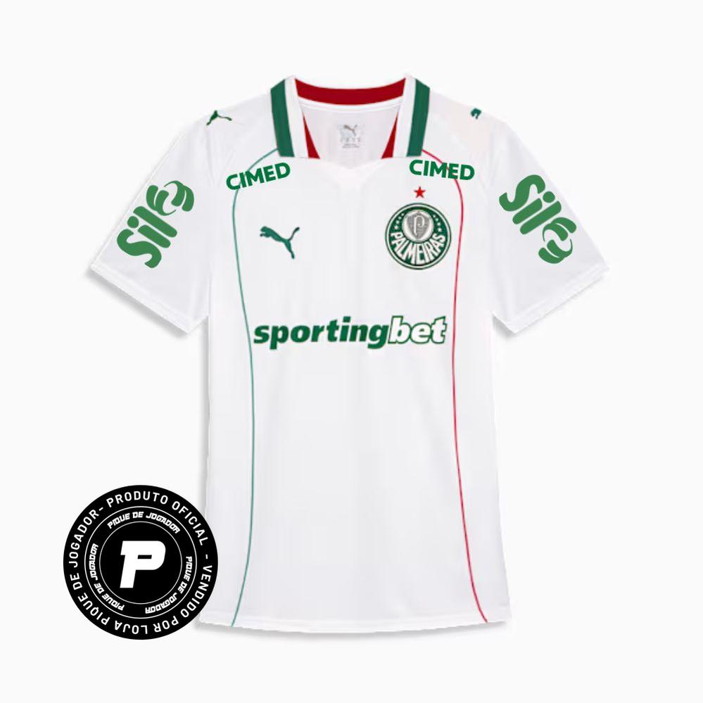Camisa Puma Palmeiras 26/27 Away C/ Patrocínios, Camisas de Futebol, PIQUE DE JOGADOR, O novo uniforme resgata a origem do clube mais vitorioso, construindo uma ponte entre o passado e o presente partindo da estética do Velho Continente para o clima de esperança encontrado pelos imigrantes que desembarcaram no Brasil. Com detalhes em homenagem aos ítalo-brasileiros que fundaram o clube em 1914. DETALHES Regular fit Gola careca recortada em cor contrastante com listras na frente Manga curta Recortes laterais