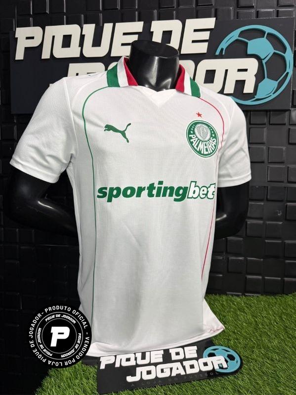 Camisa Puma Palmeiras 26/27 Away, Camisas de Futebol, PIQUE DE JOGADOR, O novo uniforme resgata a origem do clube mais vitorioso, construindo uma ponte entre o passado e o presente partindo da estética do Velho Continente para o clima de esperança encontrado pelos imigrantes que desembarcaram no Brasil. Com detalhes em homenagem aos ítalo-brasileiros que fundaram o clube em 1914. DETALHES Regular fit Gola careca recortada em cor contrastante com listras na frente Manga curta Recortes laterais com arte subli