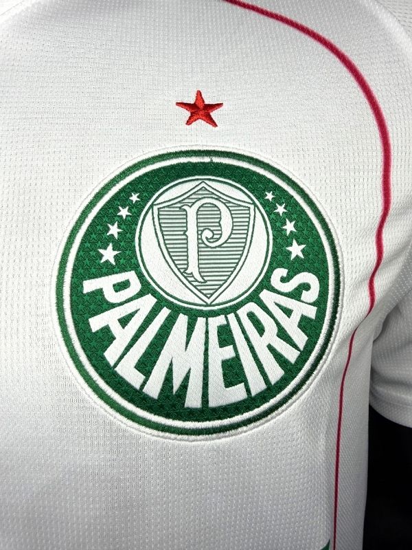 Camisa Puma Palmeiras 26/27 Away, Camisas de Futebol, PIQUE DE JOGADOR, O novo uniforme resgata a origem do clube mais vitorioso, construindo uma ponte entre o passado e o presente partindo da estética do Velho Continente para o clima de esperança encontrado pelos imigrantes que desembarcaram no Brasil. Com detalhes em homenagem aos ítalo-brasileiros que fundaram o clube em 1914. DETALHES Regular fit Gola careca recortada em cor contrastante com listras na frente Manga curta Recortes laterais com arte subli