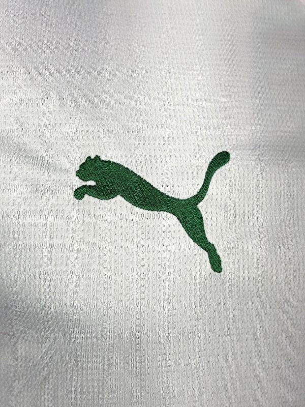 Camisa Puma Palmeiras 26/27 Away, Camisas de Futebol, PIQUE DE JOGADOR, O novo uniforme resgata a origem do clube mais vitorioso, construindo uma ponte entre o passado e o presente partindo da estética do Velho Continente para o clima de esperança encontrado pelos imigrantes que desembarcaram no Brasil. Com detalhes em homenagem aos ítalo-brasileiros que fundaram o clube em 1914. DETALHES Regular fit Gola careca recortada em cor contrastante com listras na frente Manga curta Recortes laterais com arte subli