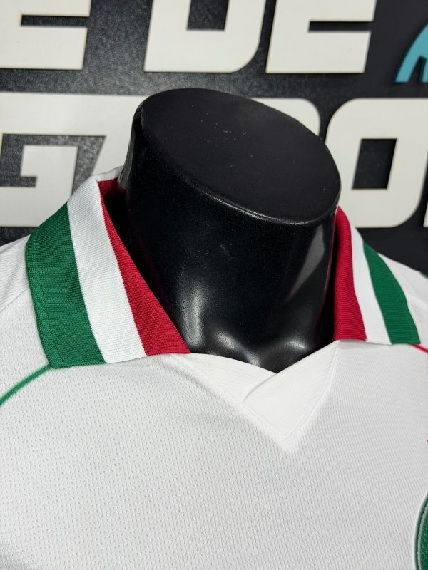 Camisa Puma Palmeiras 26/27 Away, Camisas de Futebol, PIQUE DE JOGADOR, O novo uniforme resgata a origem do clube mais vitorioso, construindo uma ponte entre o passado e o presente partindo da estética do Velho Continente para o clima de esperança encontrado pelos imigrantes que desembarcaram no Brasil. Com detalhes em homenagem aos ítalo-brasileiros que fundaram o clube em 1914. DETALHES Regular fit Gola careca recortada em cor contrastante com listras na frente Manga curta Recortes laterais com arte subli