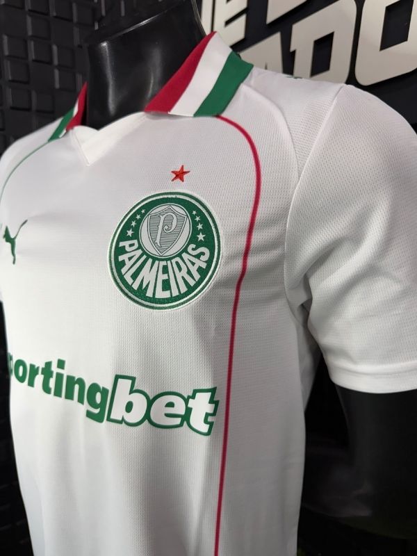 Camisa Puma Palmeiras 26/27 Away, Camisas de Futebol, PIQUE DE JOGADOR, O novo uniforme resgata a origem do clube mais vitorioso, construindo uma ponte entre o passado e o presente partindo da estética do Velho Continente para o clima de esperança encontrado pelos imigrantes que desembarcaram no Brasil. Com detalhes em homenagem aos ítalo-brasileiros que fundaram o clube em 1914. DETALHES Regular fit Gola careca recortada em cor contrastante com listras na frente Manga curta Recortes laterais com arte subli