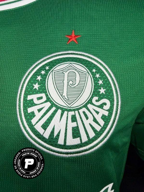 Camisa Puma Palmeiras 26/27 Home, Camisas de Futebol, PIQUE DE JOGADOR, O novo uniforme resgata a origem do clube mais vitorioso, construindo uma ponte entre o passado e o presente partindo da estética do Velho Continente para o clima de esperança encontrado pelos imigrantes que desembarcaram no Brasil. Com detalhes em homenagem aos ítalo-brasileiros que fundaram o clube em 1914. DETALHES Regular fit Gola careca recortada em cor contrastante com listras na frente Manga curta Recortes laterais com arte subli