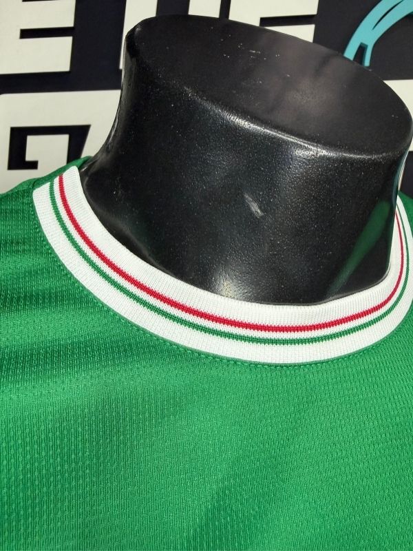 Camisa Puma Palmeiras 26/27 Home, Camisas de Futebol, PIQUE DE JOGADOR, O novo uniforme resgata a origem do clube mais vitorioso, construindo uma ponte entre o passado e o presente partindo da estética do Velho Continente para o clima de esperança encontrado pelos imigrantes que desembarcaram no Brasil. Com detalhes em homenagem aos ítalo-brasileiros que fundaram o clube em 1914. DETALHES Regular fit Gola careca recortada em cor contrastante com listras na frente Manga curta Recortes laterais com arte subli