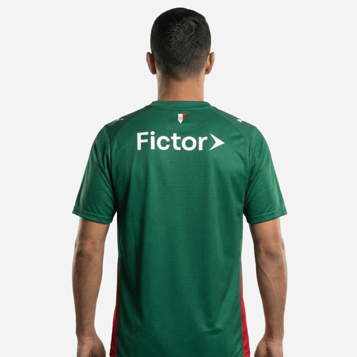 Camisa Puma Palmeiras 26/27 Home, Camisas de Futebol, PIQUE DE JOGADOR, O novo uniforme resgata a origem do clube mais vitorioso, construindo uma ponte entre o passado e o presente partindo da estética do Velho Continente para o clima de esperança encontrado pelos imigrantes que desembarcaram no Brasil. Com detalhes em homenagem aos ítalo-brasileiros que fundaram o clube em 1914. DETALHES Regular fit Gola careca recortada em cor contrastante com listras na frente Manga curta Recortes laterais com arte subli