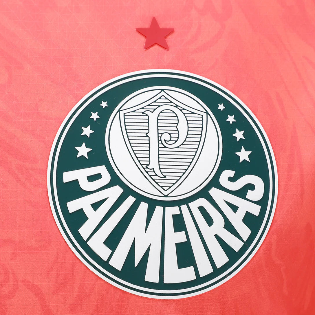 Camisa Puma Palmeiras x KidSuper 25/26 Jogador Goleiro, Camisas de Futebol, PIQUE DE JOGADOR, O novo manto do Palmeiras 2025/26 é mais que uma camisa.É um tributo à tradição, ao respeito e à grandeza da Sociedade Esportiva Palmeiras.Com um tom de verde clássico, detalhes em branco puro e a estrela do Mundial brilhando no peito, a nova camisa resgata as raízes do Verdão com elegância, leveza e aquele peso que só quem é Palestra entende. Inspirada nos uniformes históricos que marcaram gerações, a peça traz gr