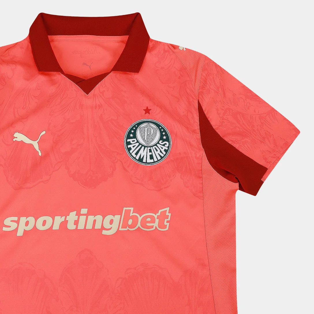 Camisa Puma Palmeiras x KidSuper 25/26 Jogador Goleiro, Camisas de Futebol, PIQUE DE JOGADOR, O novo manto do Palmeiras 2025/26 é mais que uma camisa.É um tributo à tradição, ao respeito e à grandeza da Sociedade Esportiva Palmeiras.Com um tom de verde clássico, detalhes em branco puro e a estrela do Mundial brilhando no peito, a nova camisa resgata as raízes do Verdão com elegância, leveza e aquele peso que só quem é Palestra entende. Inspirada nos uniformes históricos que marcaram gerações, a peça traz gr