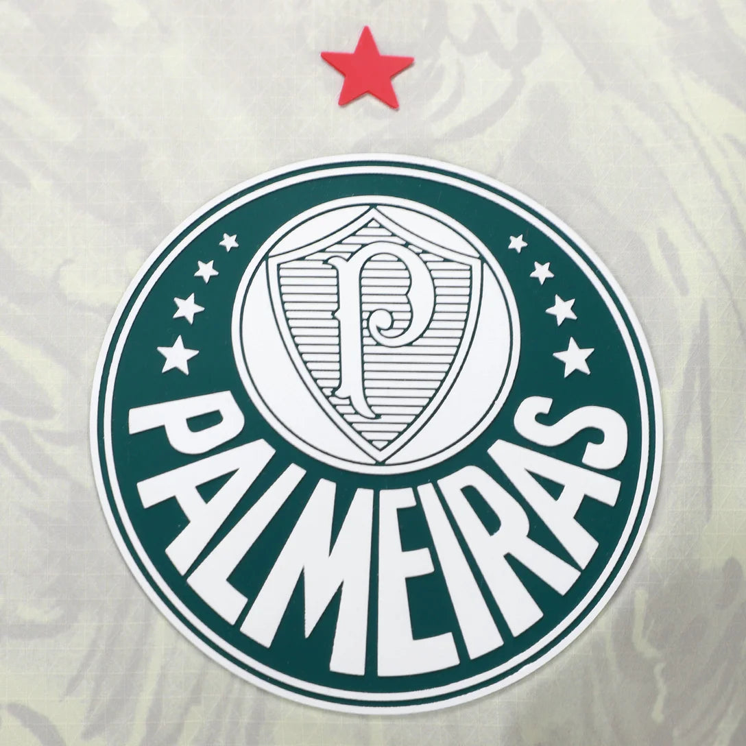 Camisa Puma Palmeiras x KidSuper 25/26 Jogador, Camisas de Futebol, PIQUE DE JOGADOR, O novo manto do Palmeiras 2025/26 é mais que uma camisa.É um tributo à tradição, ao respeito e à grandeza da Sociedade Esportiva Palmeiras.Com um tom de verde clássico, detalhes em branco puro e a estrela do Mundial brilhando no peito, a nova camisa resgata as raízes do Verdão com elegância, leveza e aquele peso que só quem é Palestra entende. Inspirada nos uniformes históricos que marcaram gerações, a peça traz grafismos 