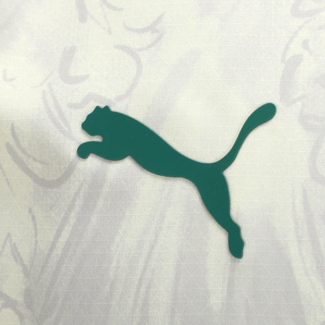 Camisa Puma Palmeiras x KidSuper 25/26 Jogador, Camisas de Futebol, PIQUE DE JOGADOR, O novo manto do Palmeiras 2025/26 é mais que uma camisa.É um tributo à tradição, ao respeito e à grandeza da Sociedade Esportiva Palmeiras.Com um tom de verde clássico, detalhes em branco puro e a estrela do Mundial brilhando no peito, a nova camisa resgata as raízes do Verdão com elegância, leveza e aquele peso que só quem é Palestra entende. Inspirada nos uniformes históricos que marcaram gerações, a peça traz grafismos 