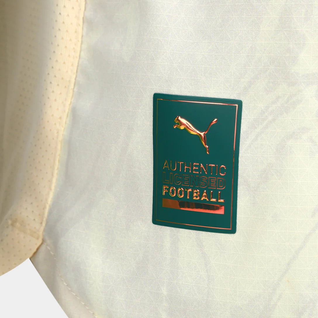 Camisa Puma Palmeiras x KidSuper 25/26 Jogador, Camisas de Futebol, PIQUE DE JOGADOR, O novo manto do Palmeiras 2025/26 é mais que uma camisa.É um tributo à tradição, ao respeito e à grandeza da Sociedade Esportiva Palmeiras.Com um tom de verde clássico, detalhes em branco puro e a estrela do Mundial brilhando no peito, a nova camisa resgata as raízes do Verdão com elegância, leveza e aquele peso que só quem é Palestra entende. Inspirada nos uniformes históricos que marcaram gerações, a peça traz grafismos 