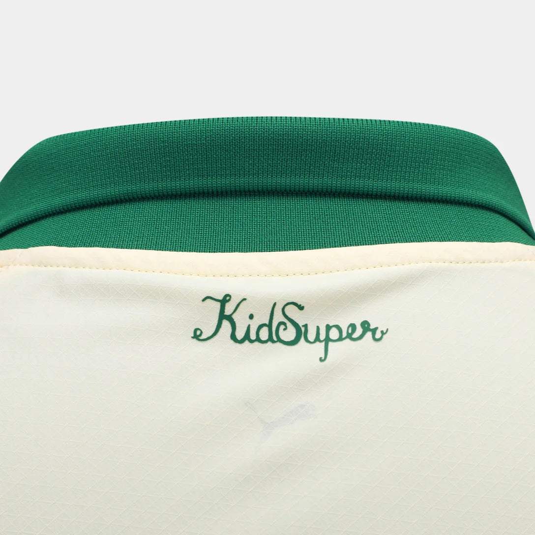 Camisa Puma Palmeiras x KidSuper 25/26 Jogador, Camisas de Futebol, PIQUE DE JOGADOR, O novo manto do Palmeiras 2025/26 é mais que uma camisa.É um tributo à tradição, ao respeito e à grandeza da Sociedade Esportiva Palmeiras.Com um tom de verde clássico, detalhes em branco puro e a estrela do Mundial brilhando no peito, a nova camisa resgata as raízes do Verdão com elegância, leveza e aquele peso que só quem é Palestra entende. Inspirada nos uniformes históricos que marcaram gerações, a peça traz grafismos 
