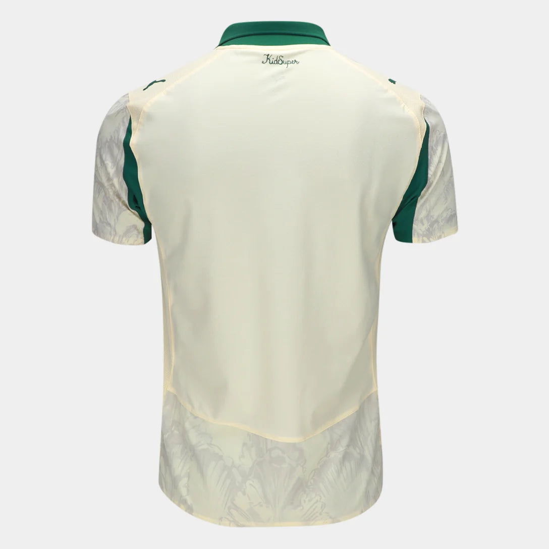 Camisa Puma Palmeiras x KidSuper 25/26 Jogador, Camisas de Futebol, PIQUE DE JOGADOR, O novo manto do Palmeiras 2025/26 é mais que uma camisa.É um tributo à tradição, ao respeito e à grandeza da Sociedade Esportiva Palmeiras.Com um tom de verde clássico, detalhes em branco puro e a estrela do Mundial brilhando no peito, a nova camisa resgata as raízes do Verdão com elegância, leveza e aquele peso que só quem é Palestra entende. Inspirada nos uniformes históricos que marcaram gerações, a peça traz grafismos 