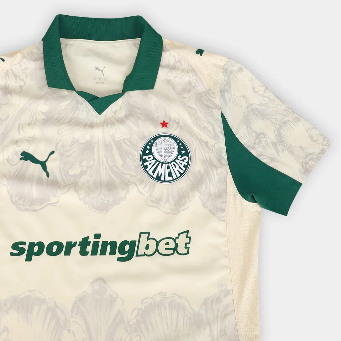 Camisa Puma Palmeiras x KidSuper 25/26 Jogador, Camisas de Futebol, PIQUE DE JOGADOR, O novo manto do Palmeiras 2025/26 é mais que uma camisa.É um tributo à tradição, ao respeito e à grandeza da Sociedade Esportiva Palmeiras.Com um tom de verde clássico, detalhes em branco puro e a estrela do Mundial brilhando no peito, a nova camisa resgata as raízes do Verdão com elegância, leveza e aquele peso que só quem é Palestra entende. Inspirada nos uniformes históricos que marcaram gerações, a peça traz grafismos 