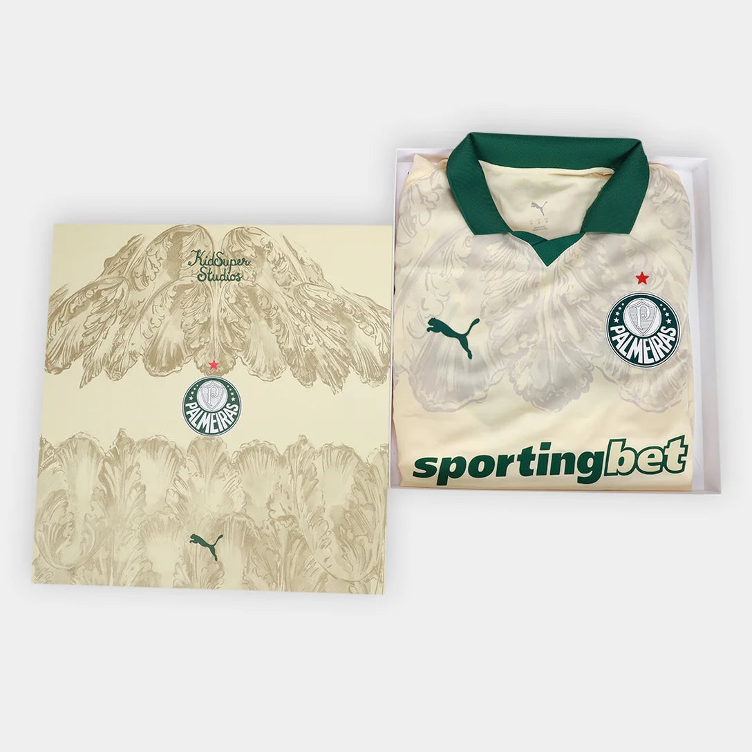 Camisa Puma Palmeiras x KidSuper 25/26 Jogador, Camisas de Futebol, PIQUE DE JOGADOR, O novo manto do Palmeiras 2025/26 é mais que uma camisa.É um tributo à tradição, ao respeito e à grandeza da Sociedade Esportiva Palmeiras.Com um tom de verde clássico, detalhes em branco puro e a estrela do Mundial brilhando no peito, a nova camisa resgata as raízes do Verdão com elegância, leveza e aquele peso que só quem é Palestra entende. Inspirada nos uniformes históricos que marcaram gerações, a peça traz grafismos 