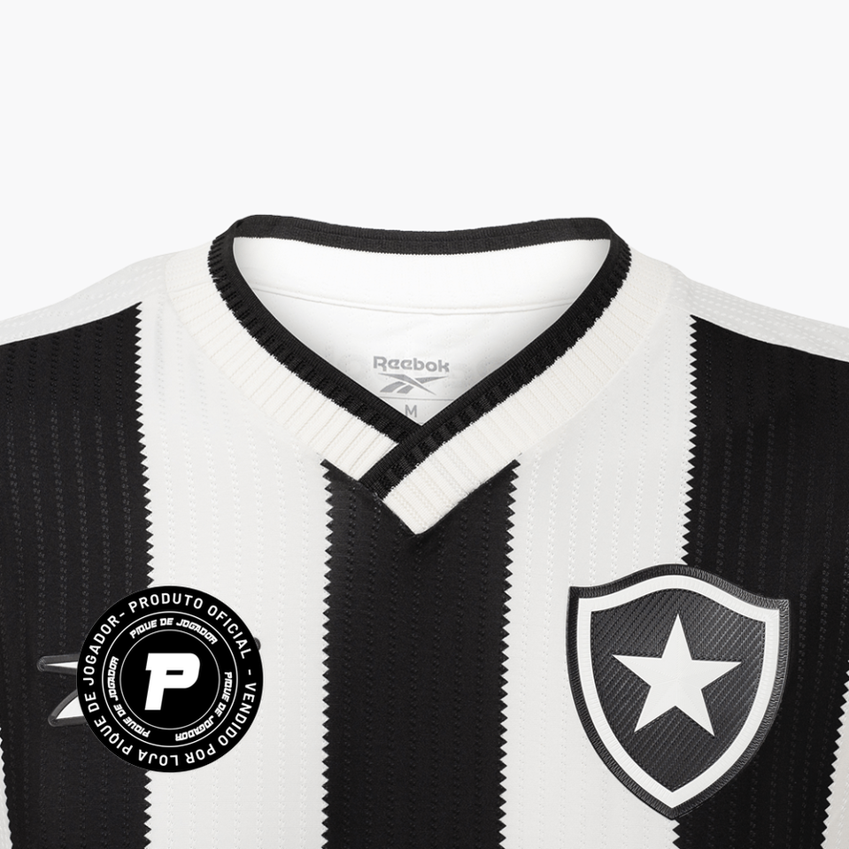 Camisa Reebok Botafogo 2024/25 I, Camisas de Futebol, PIQUE DE JOGADOR, A camisa titular do Botafogo para 2024/25 resgata a essência do clube com imponência. As faixas verticais em preto e branco ganham textura exclusiva e acabamento premium, com o escudo monocromático bordado no peito como símbolo de identidade. Um uniforme pensado para o torcedor que vive o Glorioso com intensidade e estilo. A Reebok entrega uma peça com caimento confortável, visual moderno e respeito total à tradição do Fogão. No detalhe