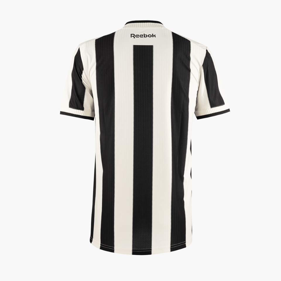 Camisa Reebok Botafogo 2024/25 I, Camisas de Futebol, PIQUE DE JOGADOR, A camisa titular do Botafogo para 2024/25 resgata a essência do clube com imponência. As faixas verticais em preto e branco ganham textura exclusiva e acabamento premium, com o escudo monocromático bordado no peito como símbolo de identidade. Um uniforme pensado para o torcedor que vive o Glorioso com intensidade e estilo. A Reebok entrega uma peça com caimento confortável, visual moderno e respeito total à tradição do Fogão. No detalhe