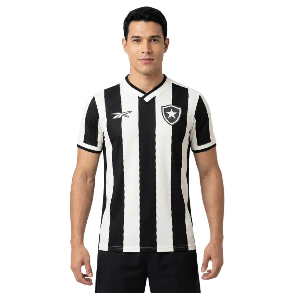 Camisa Reebok Botafogo 2024/25 I, Camisas de Futebol, PIQUE DE JOGADOR, A camisa titular do Botafogo para 2024/25 resgata a essência do clube com imponência. As faixas verticais em preto e branco ganham textura exclusiva e acabamento premium, com o escudo monocromático bordado no peito como símbolo de identidade. Um uniforme pensado para o torcedor que vive o Glorioso com intensidade e estilo. A Reebok entrega uma peça com caimento confortável, visual moderno e respeito total à tradição do Fogão. No detalhe