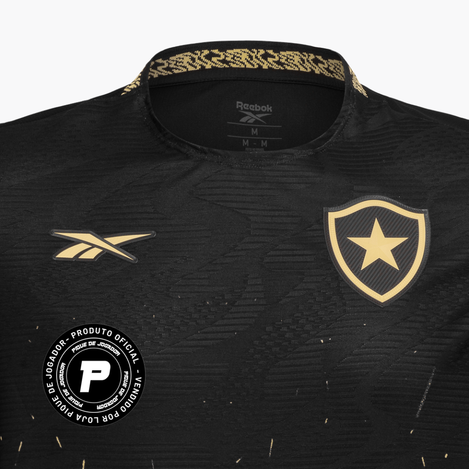 Camisa Reebok Botafogo 2024/25 II, Camisas de Futebol, PIQUE DE JOGADOR, A camisa reserva do Botafogo para a temporada 2024/25 chega com visual marcante e sofisticado. O preto domina a peça com imponência, enquanto os detalhes dourados trazem um ar de exclusividade e identidade premium. A textura em relevo no tecido e os grafismos inspirados na energia da torcida completam o uniforme com personalidade única. Feita para quem representa o Glorioso dentro e fora do campo, com estilo e orgulho. Especificações d
